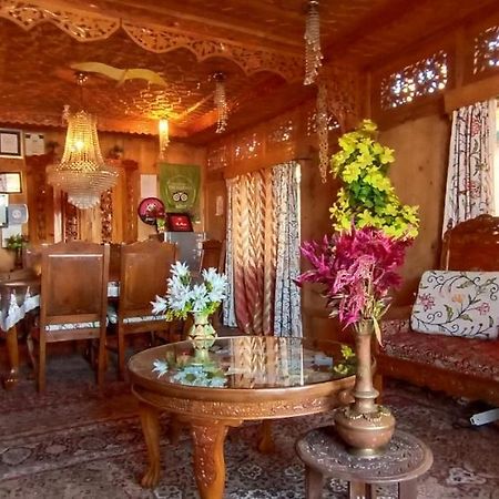 Отель Houseboat New Suzan Сринагар Экстерьер фото