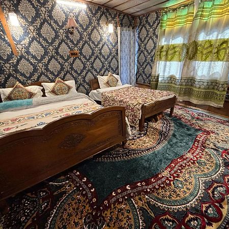 Отель Houseboat New Suzan Сринагар Экстерьер фото