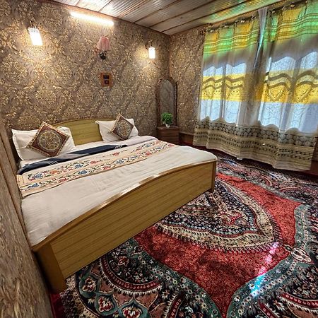 Отель Houseboat New Suzan Сринагар Экстерьер фото