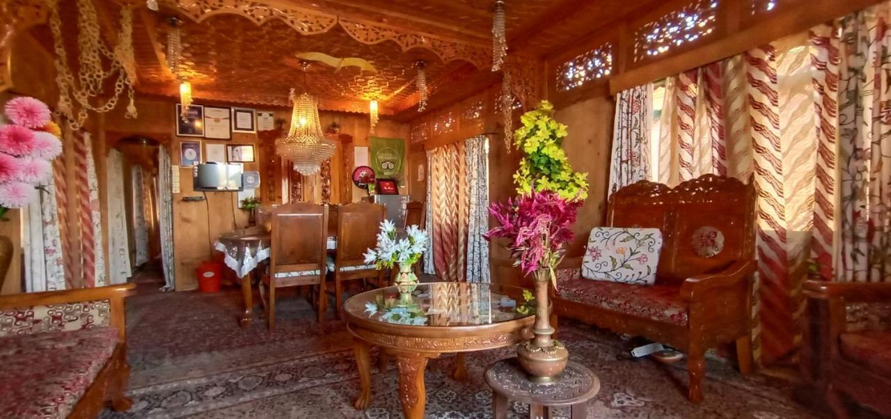 Отель Houseboat New Suzan Сринагар Экстерьер фото