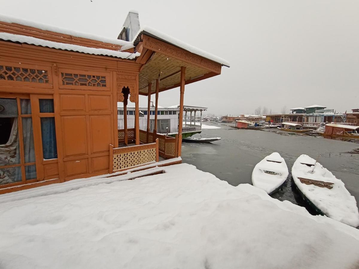 Отель Houseboat New Suzan Сринагар Экстерьер фото