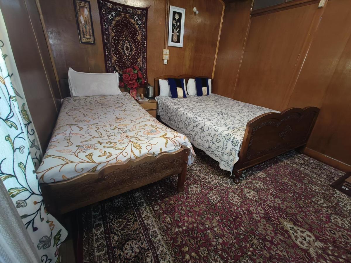 Отель Houseboat New Suzan Сринагар Экстерьер фото