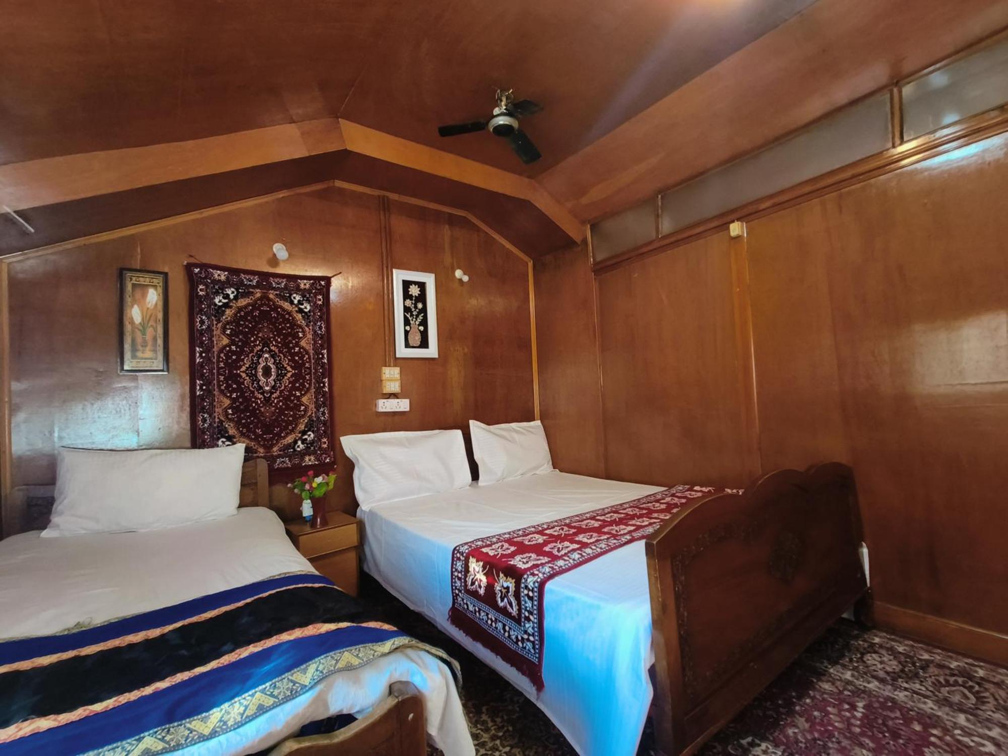 Отель Houseboat New Suzan Сринагар Экстерьер фото