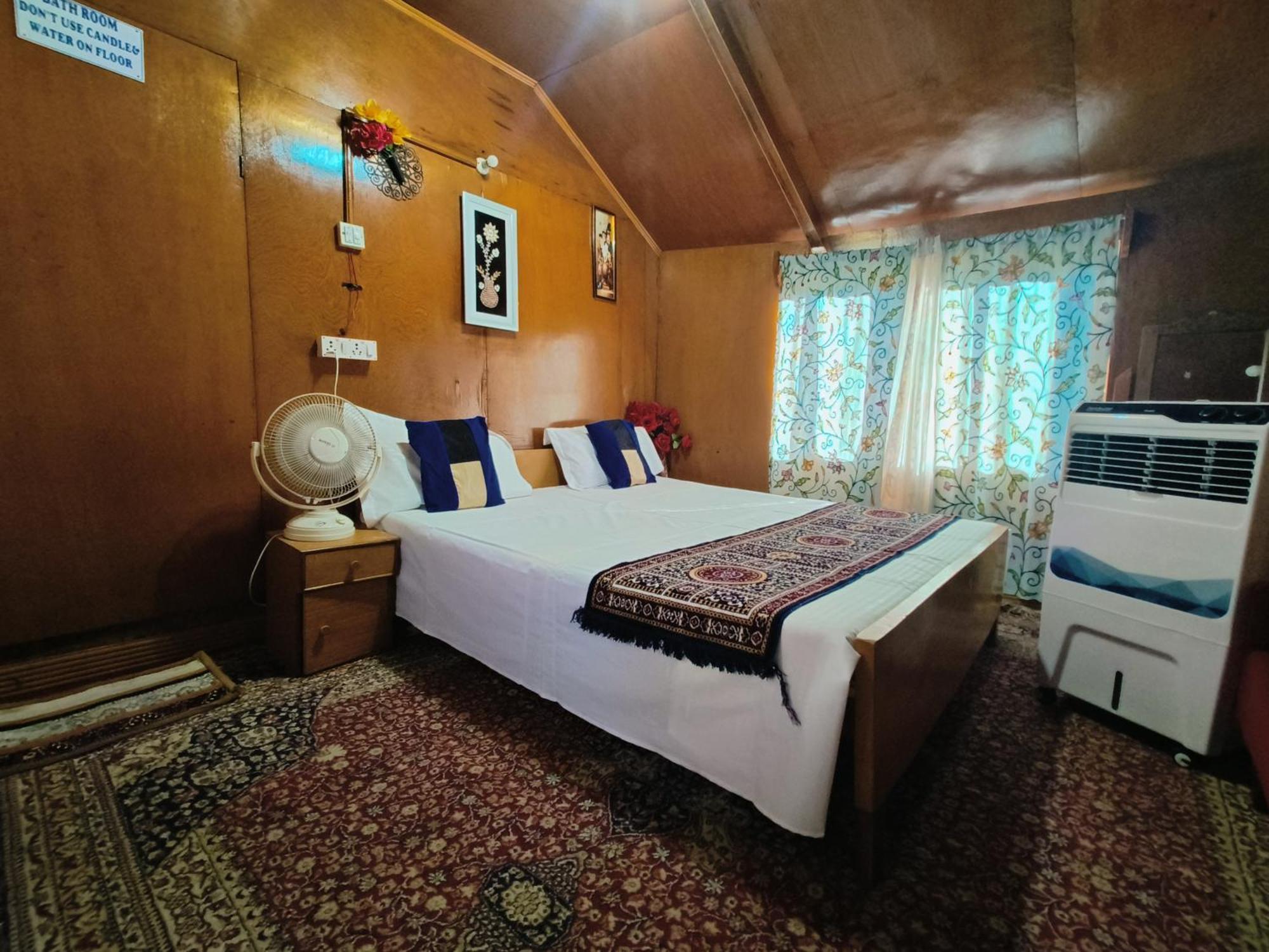 Отель Houseboat New Suzan Сринагар Экстерьер фото