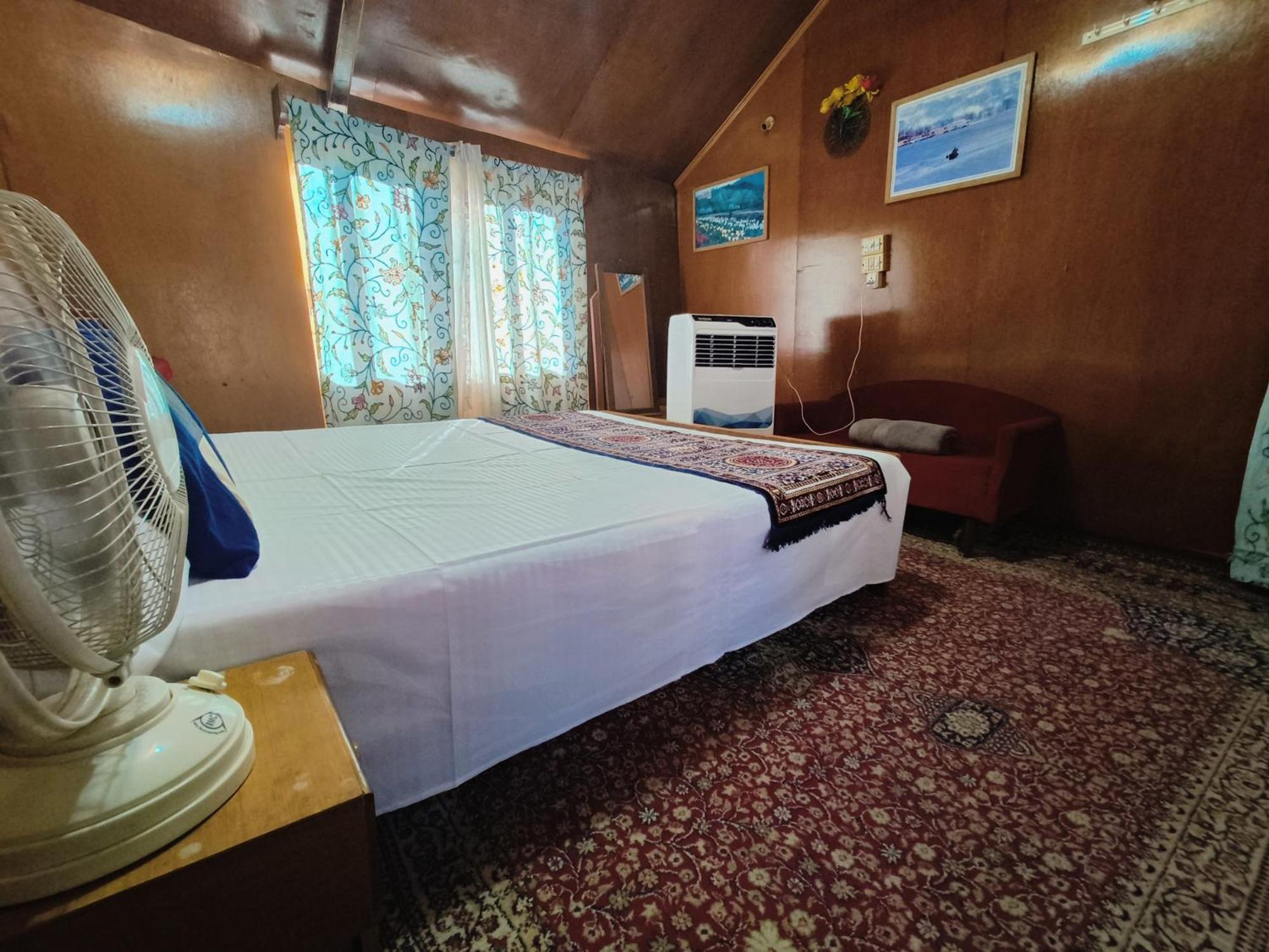 Отель Houseboat New Suzan Сринагар Экстерьер фото