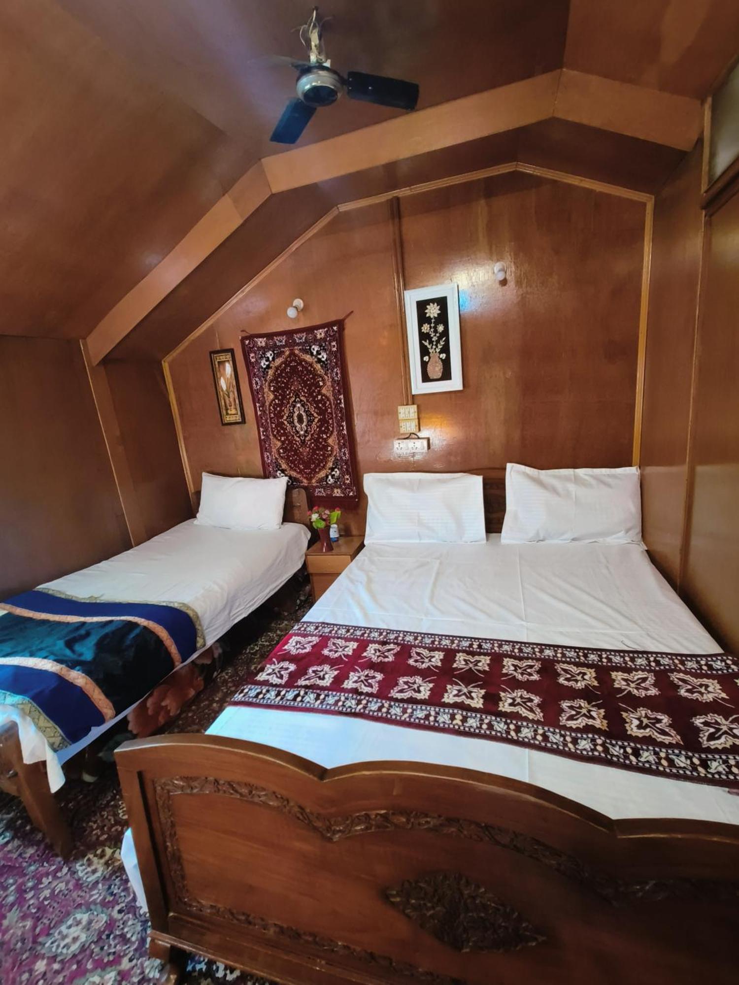 Отель Houseboat New Suzan Сринагар Экстерьер фото