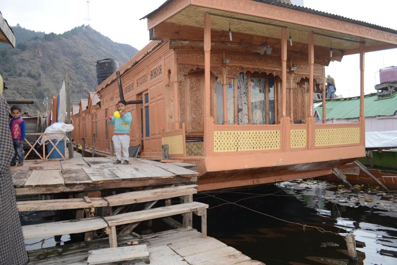 Отель Houseboat New Suzan Сринагар Экстерьер фото