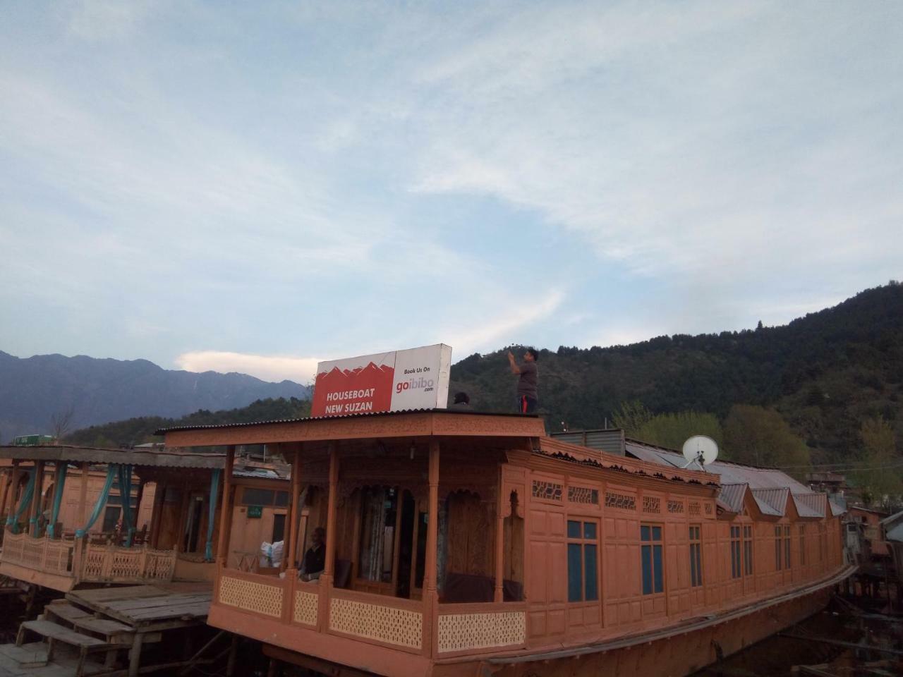 Отель Houseboat New Suzan Сринагар Экстерьер фото